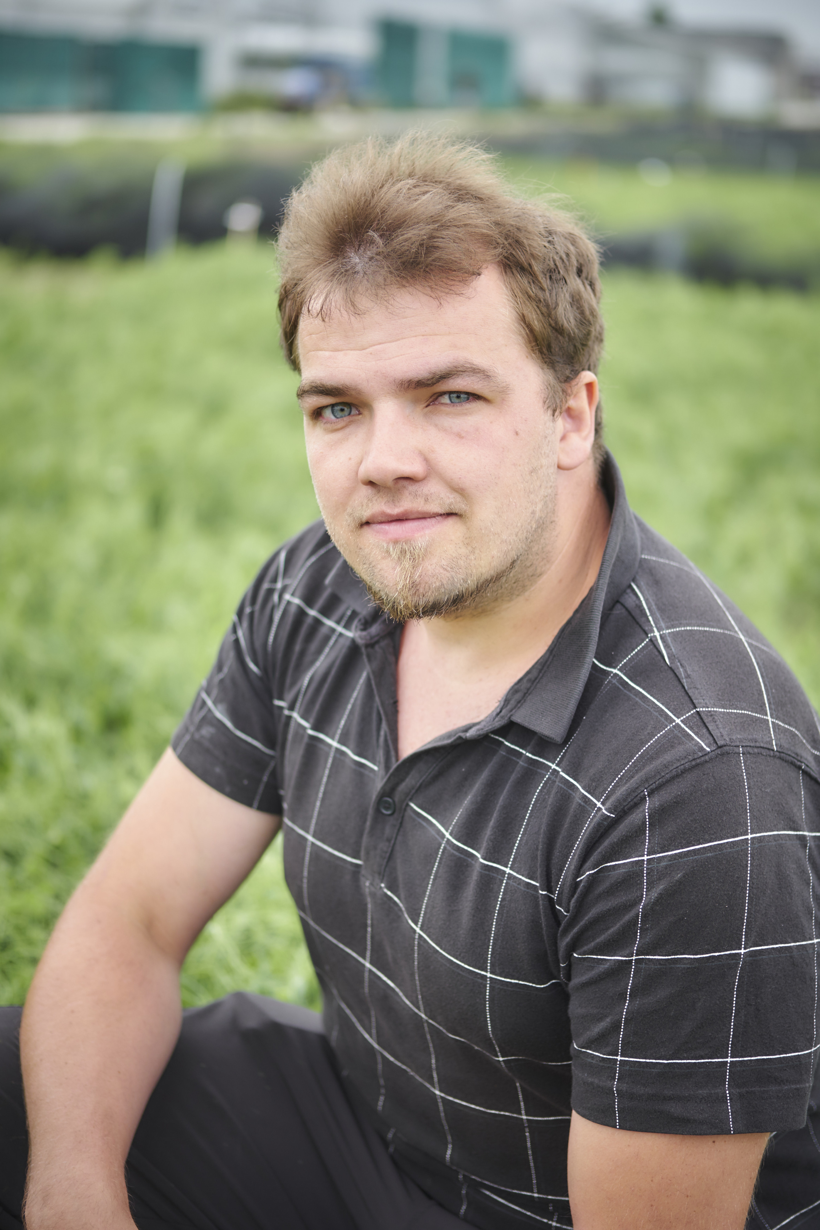 Claeys Jonas (2).jpg Man zit neer in veld