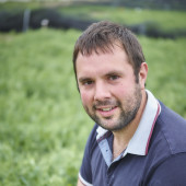 Man zit neer in veld