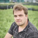 Man zit neer in veld