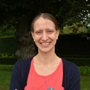 Vrouw staat voor een grasveld