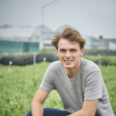 Man zit neer in veld