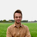 Man staat in grasveld