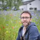 Man zit neer in veld
