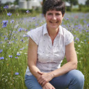 Vrouw zit neer in veld