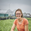 Vrouw zit neer in veld