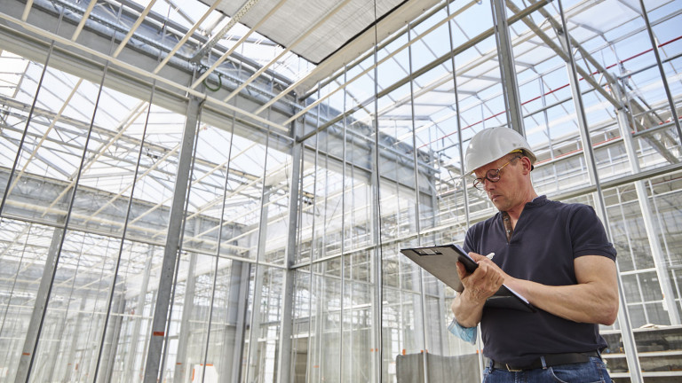 Medewerker noteert tijdens controle bouwwerken Agrotopia