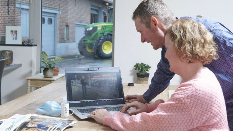 Landbouwers bekijken webinar