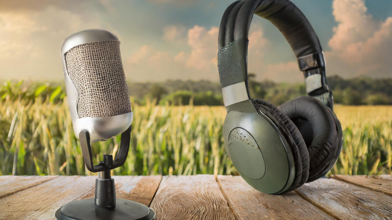 luisteren podcast in landbouwachtergrond