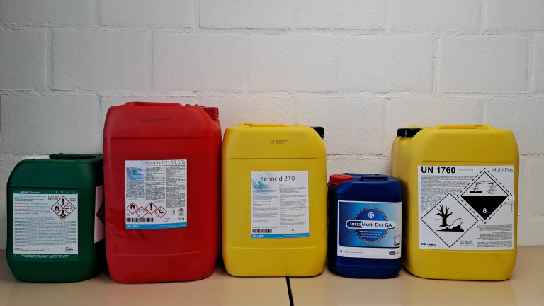 Bidons met verschillende desinfectiemiddelen