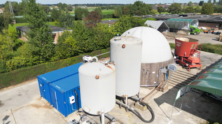 Luchtfoto van biogasinstallatie met wkk Inagro