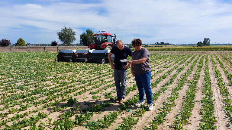 2 mensen veld robot blad