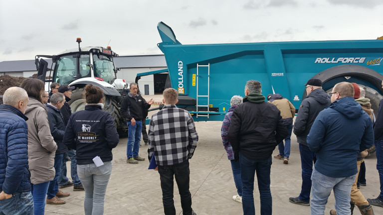 Compoststrooier met toeschouwers