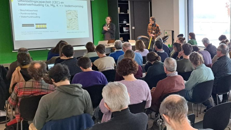 Mensen volgen presentatie over biologische gewassen