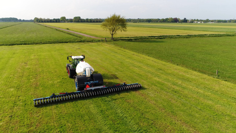 Tractor op grasland 
