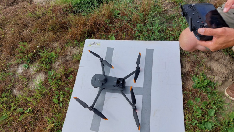 Drone staat op landingsplaats