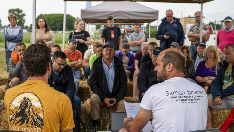 Mensen onder partytent op festival