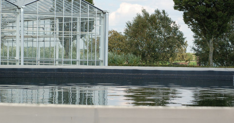 serre met waterbassin