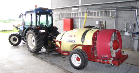 tractor in de spoelplaats fruit