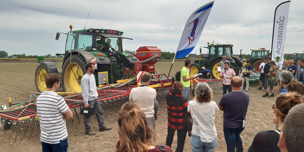 Lieven Delanote geeft uitleg tijdens de demo wiedeggen op de biovelddag op 21 juni 2022