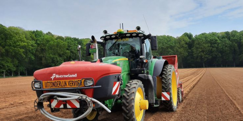 Aardappelen bemesten in de rij