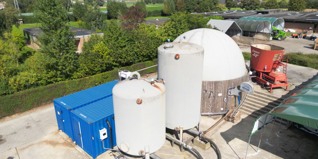 Luchtfoto van biogasinstallatie met wkk Inagro