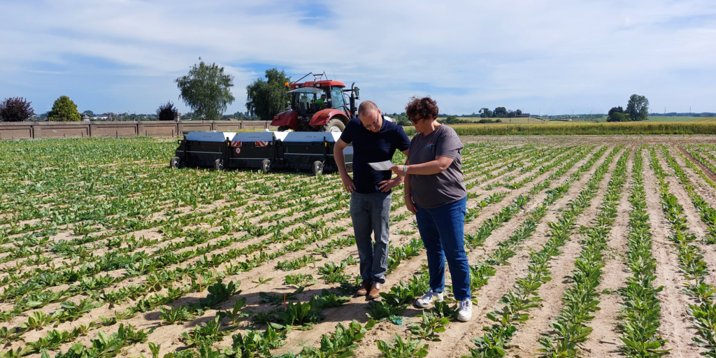 2 mensen veld robot blad