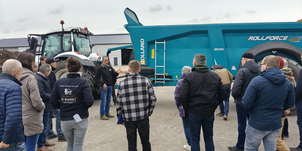 Compoststrooier met toeschouwers