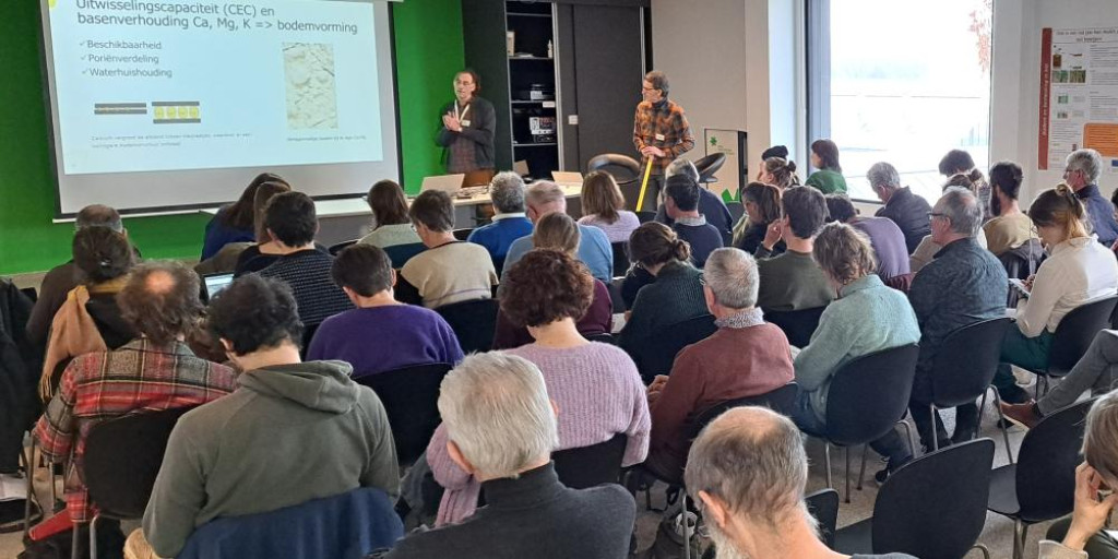 Mensen volgen presentatie over biologische gewassen