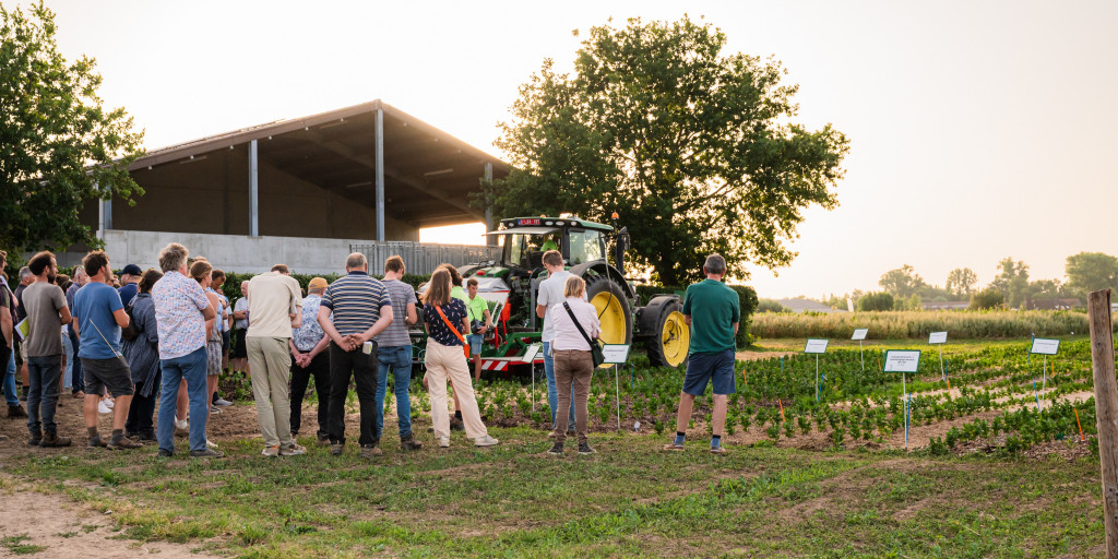Landbouwers bij biohoeve Inagro