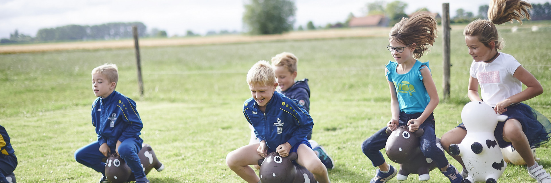 Kinderen op springkoetjes