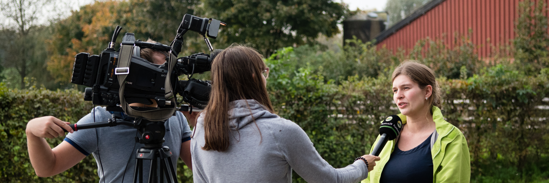 Inagro medewerker voor de camera van PlattelandsTV