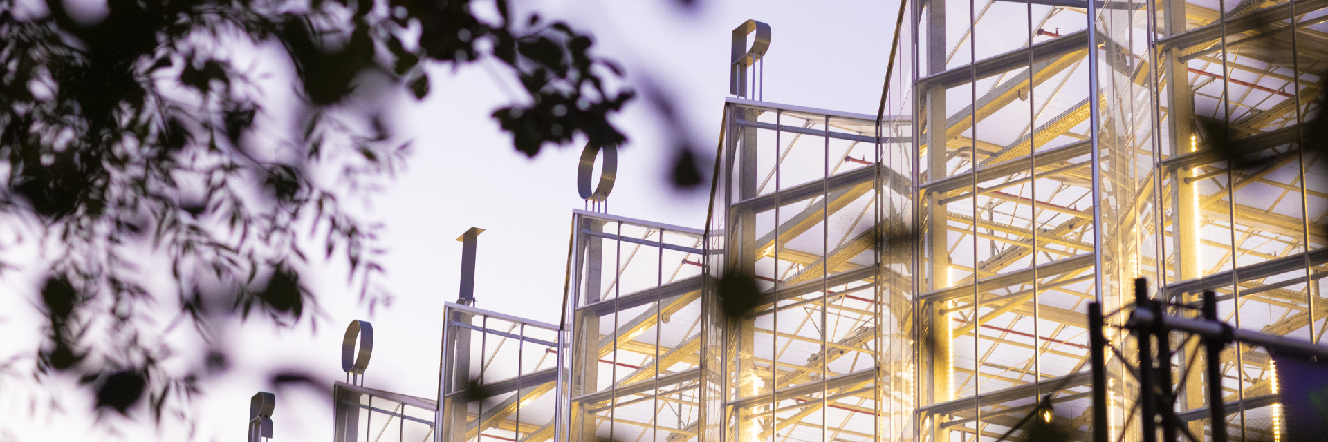 Agrotopia letters vooraanzicht 's avonds