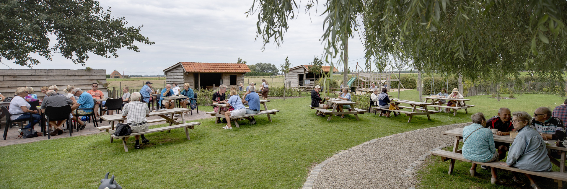 Sfeerbeeld hoeveterras met mensen