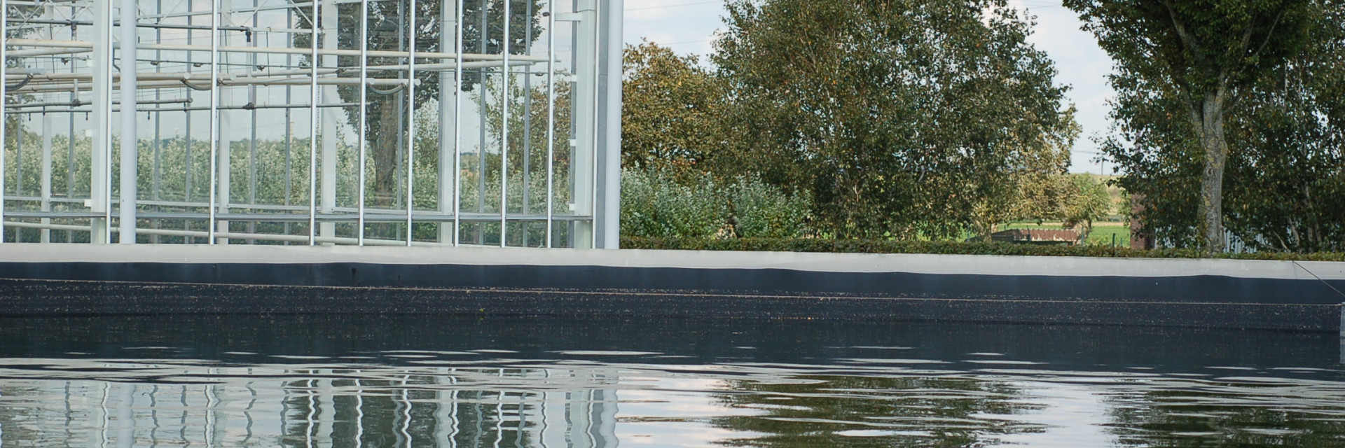 serre met waterbassin