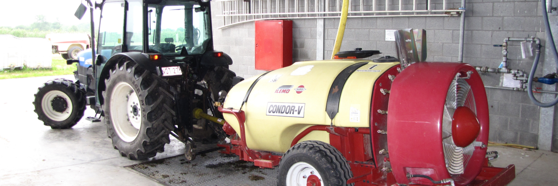 tractor in de spoelplaats fruit
