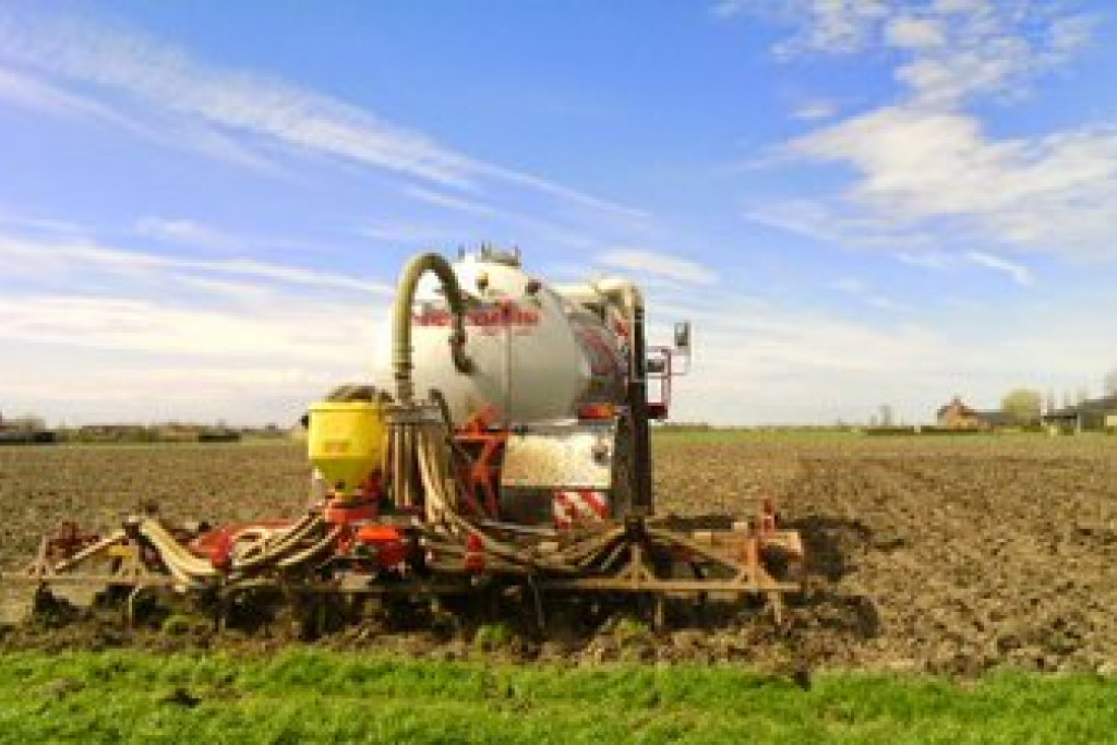Tractor met machine voor bemesting