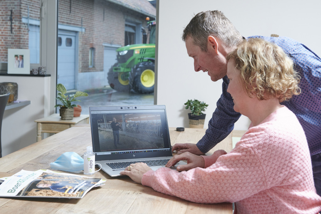Landbouwers bekijken webinar