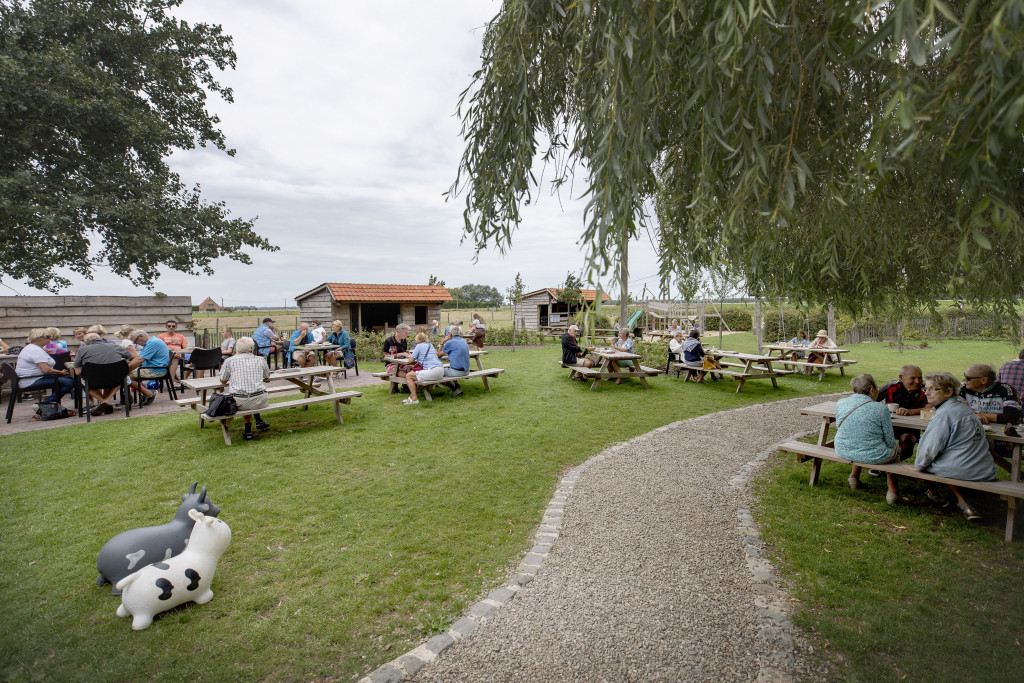 Sfeerbeeld hoeveterras met mensen