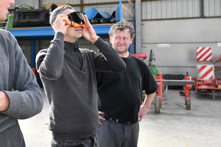 Medewerker met veiligheidsbril