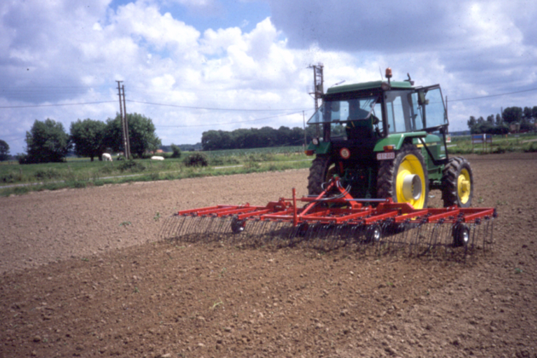 Wiedeg achter de tractor