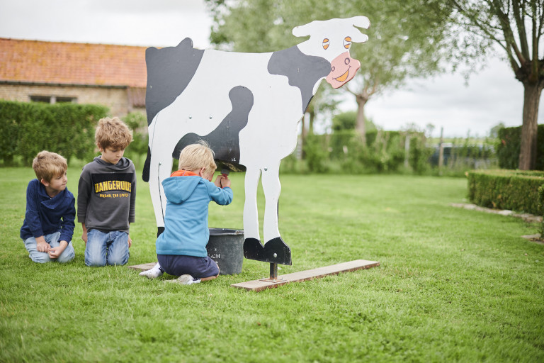 kunstmelkkoe met kindjes
