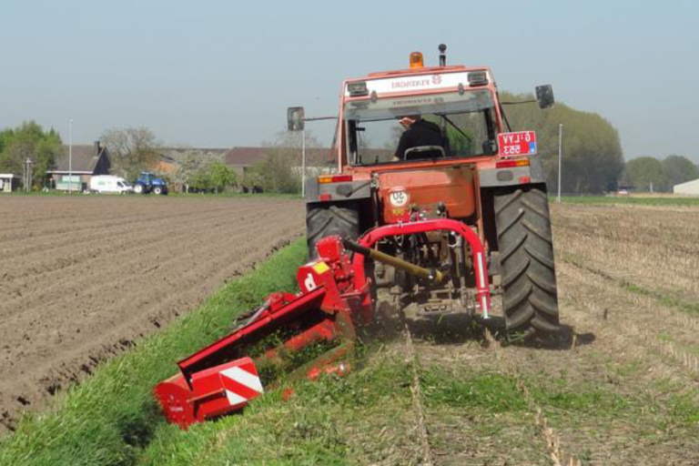 Side-shift klepelmaaier onder hoek met afvoer
