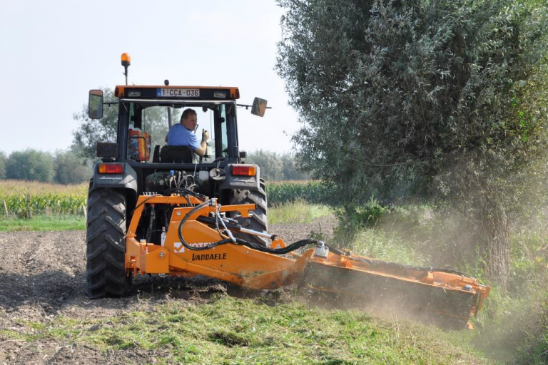 Offset klepelmaaier met afvoer maaisel (transportband)