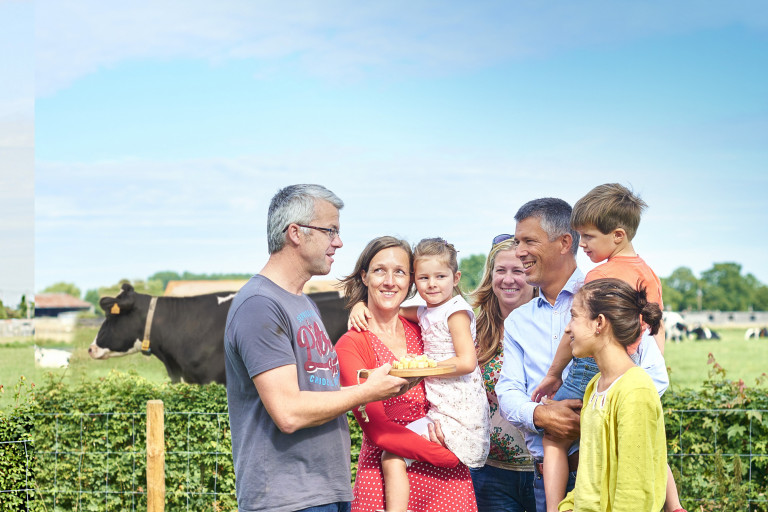Landbouwer geeft een rondleiding op zijn boerderij