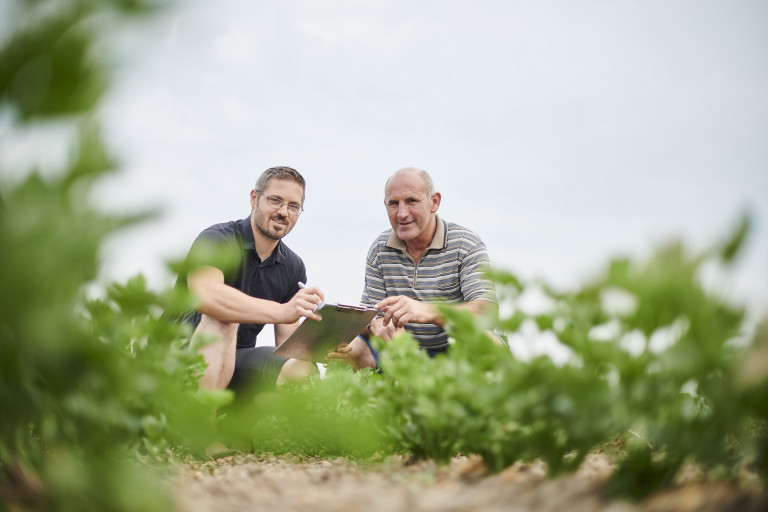 Onderzoeker en proefvelhouder overleggen