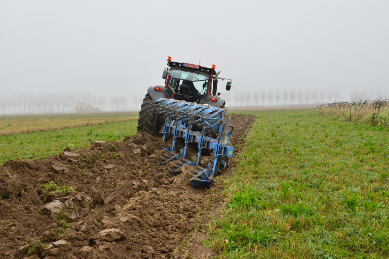 Aanleg keverbank met de ploet (c) Boerennatuur Vlaanderen