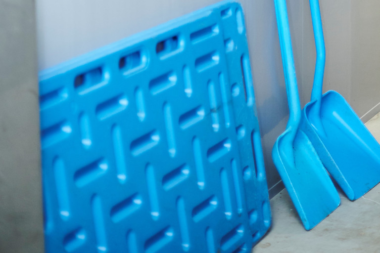 scheiding van groepen door gekleurd materiaal 