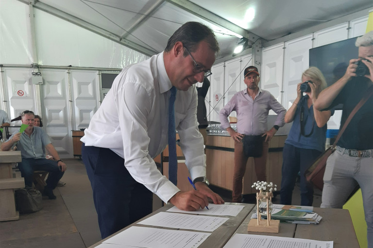 Ondertekening convenant robuuste biologische rassen 23-26 door federaal landbouwminister David Clarinval