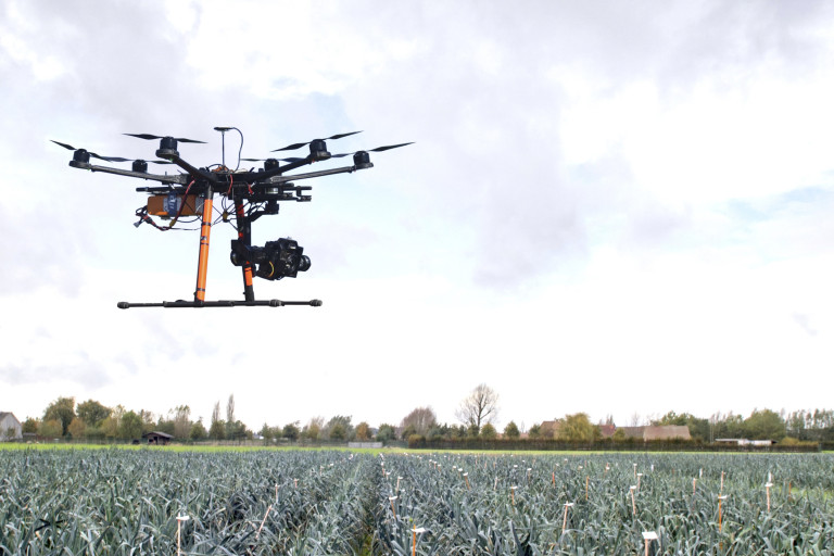 Drone boven prei
