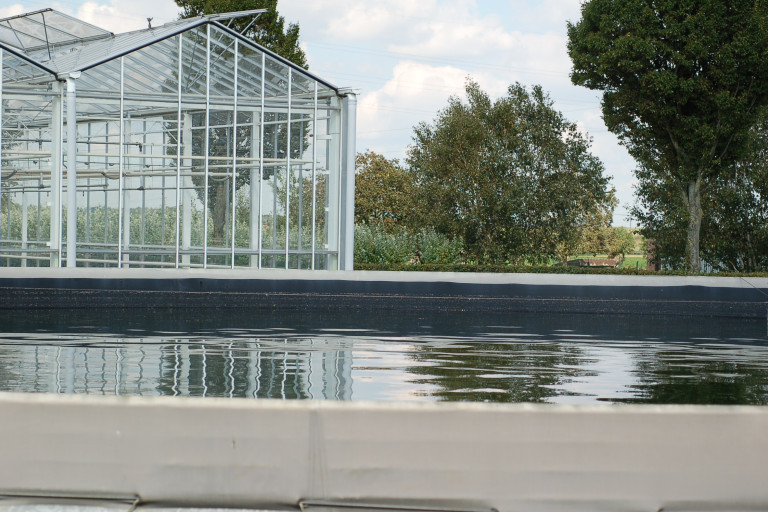 serre met waterbassin